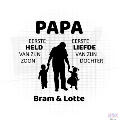 Strijkapplicatie 'Papa eerste held van zijn zoon eerste liefde van zijn dochter met namen' (Zwart) door BBX Gifts & More
