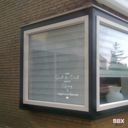 Raamsticker 'Lieve Sint & Piet, hier zit groep X, vergeet onze klas niet' (Wit) door BBX Gifts & More