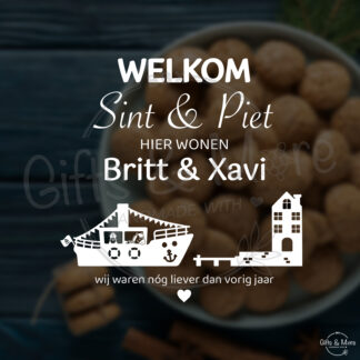 Raamsticker 'Welkom Sint & Piet hier wonen met namen (stoomboot en kade)' (Wit) door BBX Gifts & More