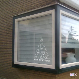 Raamsticker 'Fijne Feestdagen - Kerstboom van Figuurtjes' (Wit) door BBX Gifts & More