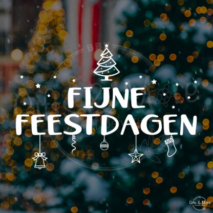 Raamsticker Kerstmis 'Fijne Feestdagen - Kerstboom en Figuurtjes' (Wit) door BBX Gifts & More